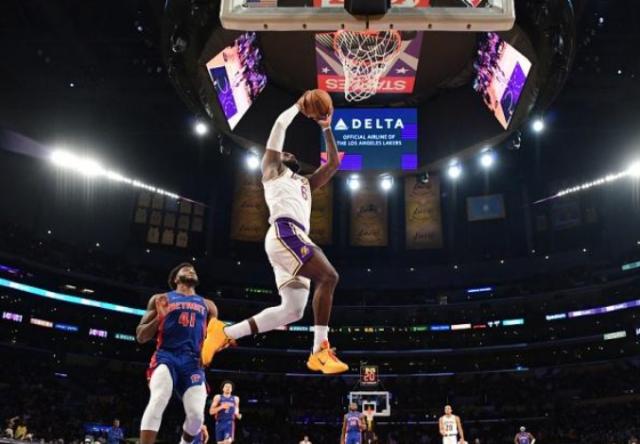 开云体育官网-火药味未达到期待 三巨头合砍83分湖人稳收胜利